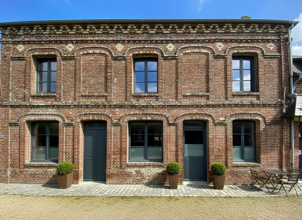 Rénovation de façade en brique avec menuiseries anthracite à Rouen par ECO Rénov.